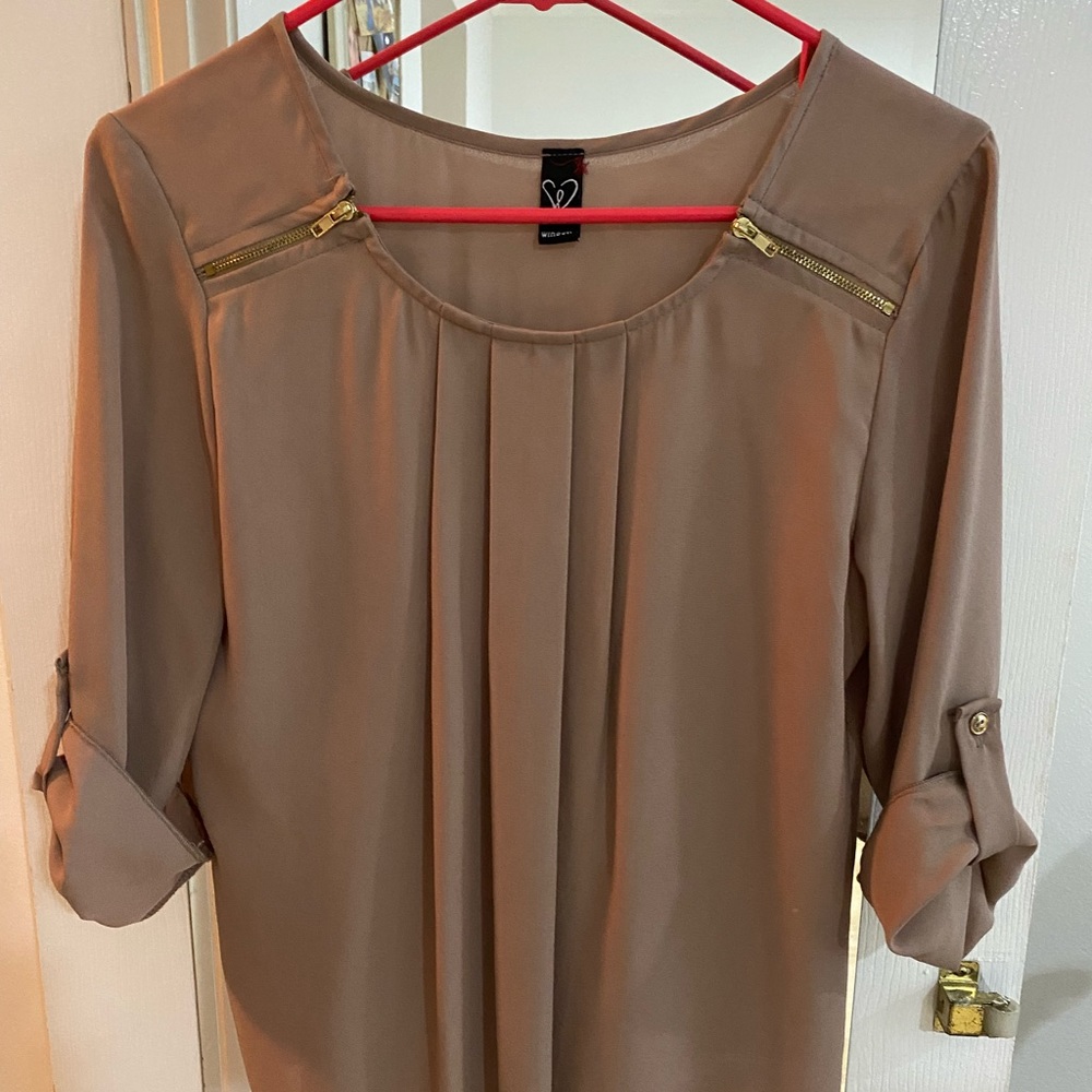 Windsor pleated chiffon blouse with gold zippers! Great condition!